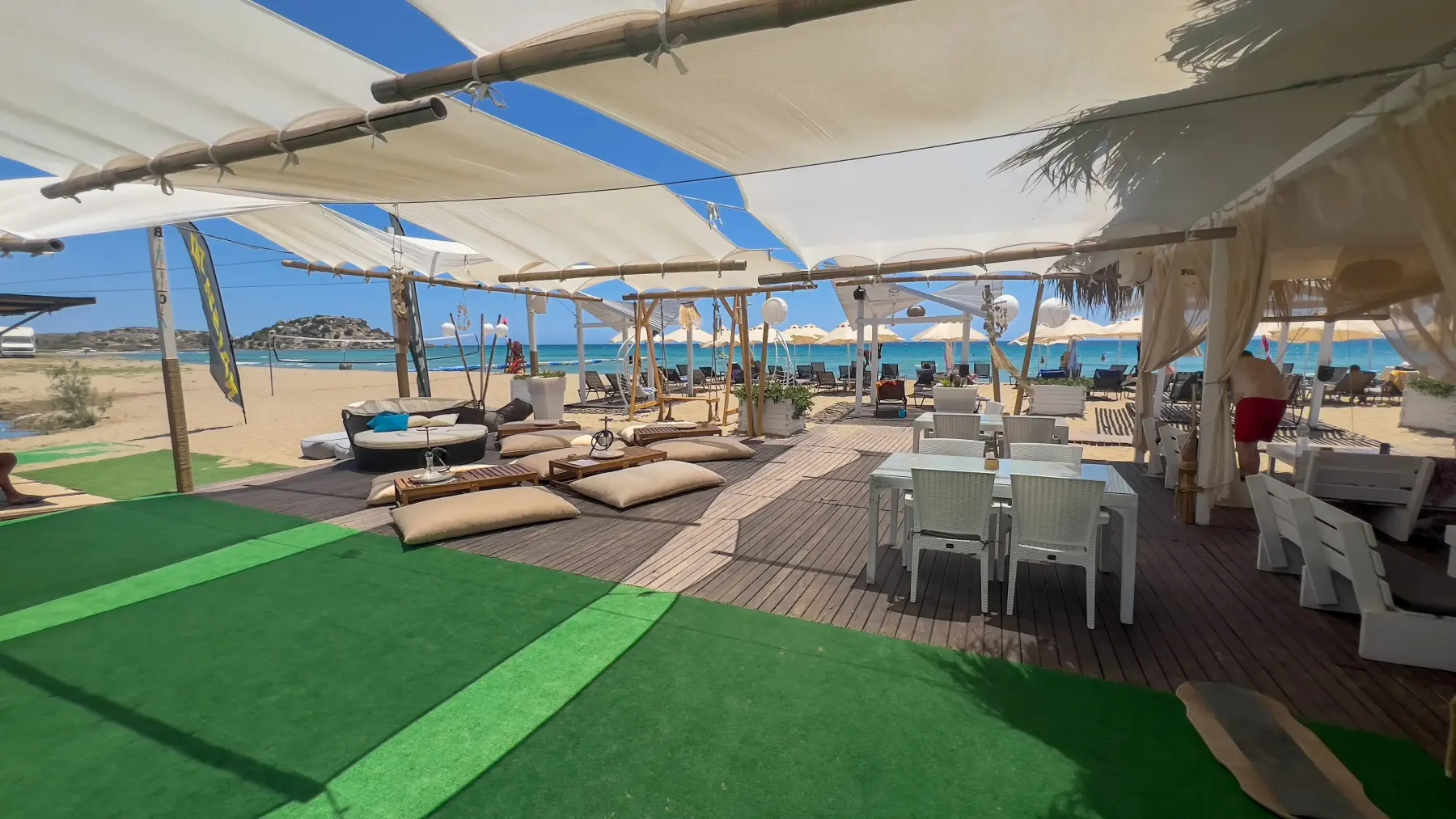 Beach bar ve deniz kenarı alanları ekstra yol yapmadan günü kolaylaştırır.
