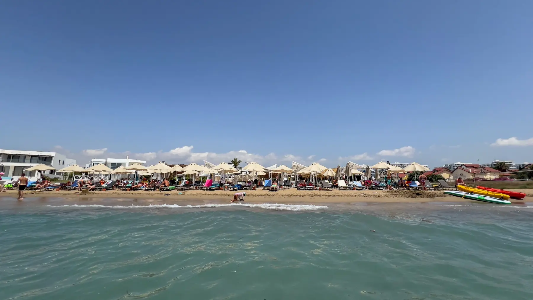 Искеле и Long Beach лучше оценивать по реальному пляжному ритму, а не только по названию района.