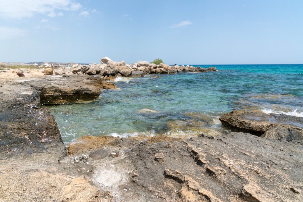 Каменистый берег и море Северного Кипра